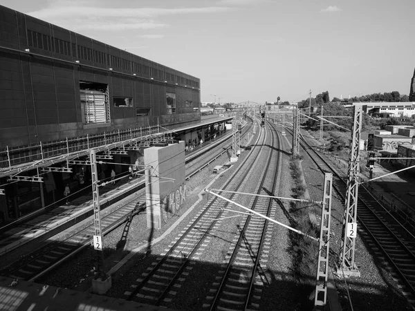 Estação de trem Ostkreuz em Berlim em preto e branco — Fotografia de Stock