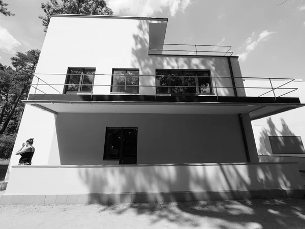 黒と白のデッサウのバウハウス・マイスターハウザー — ストック写真