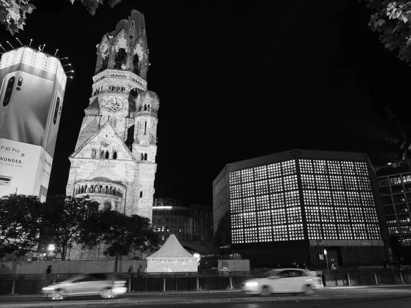 Chiesa commemorativa dell'Imperatore Guglielmo a Berlino in bianco e nero — Foto Stock