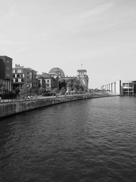 Řeka Spree v Berlíně černobílá — Stock fotografie
