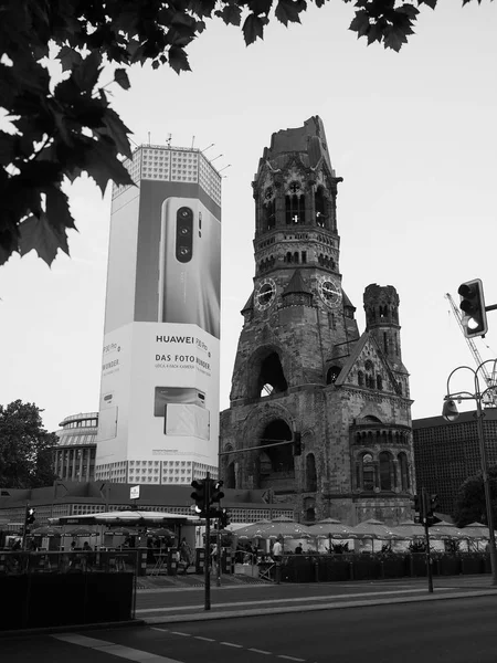 흑백의 베를린 카이저 빌헬름 기념 교회 — 스톡 사진