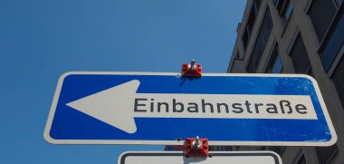 Alman Einbahnstrasse (Tek Yol) sokak işareti