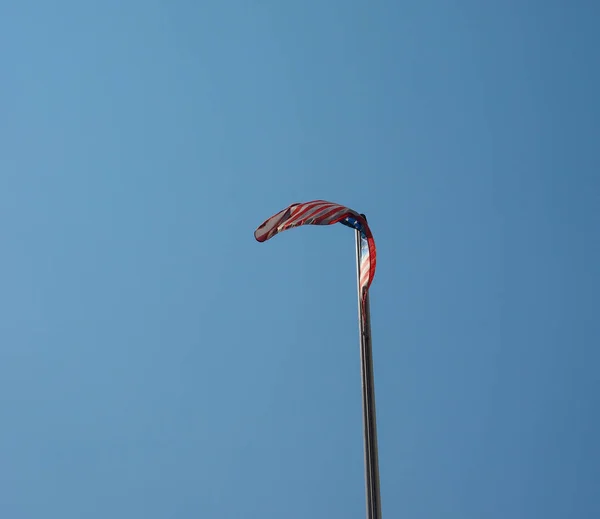 Amerikanska flaggan i Amerikas förenta stater över Blue Sky — Stockfoto