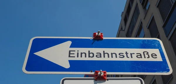 Sinal de rua alemão Einbahnstrasse (One Way) — Fotografia de Stock