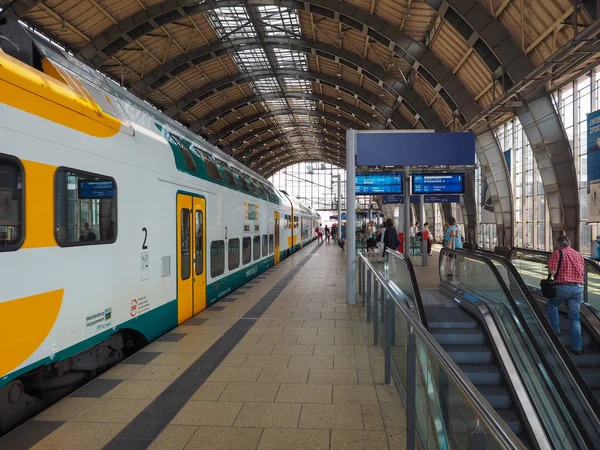 Berlin 'deki Alexanderplatz istasyonu. — Stok fotoğraf