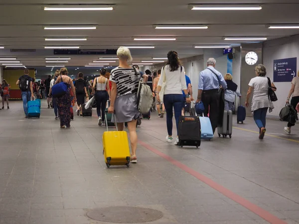Viajeros en el aeropuerto de Berlín Schoenefeld en Berlín — Foto de Stock