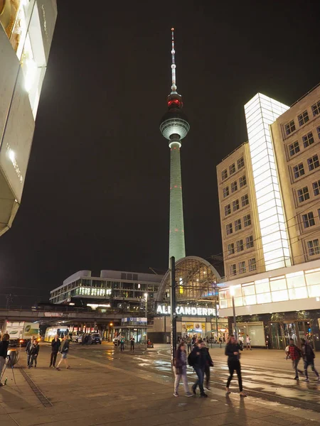 Alexanderplatz em Berlim à noite — Fotografia de Stock