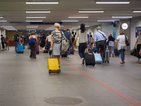 Viajeros en el aeropuerto de Berlín Schoenefeld en Berlín — Foto de Stock