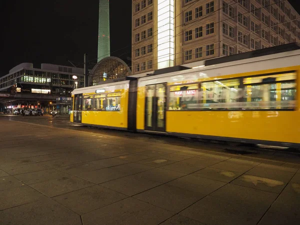 Alexanderplatz en Berlín por la noche — Foto de Stock
