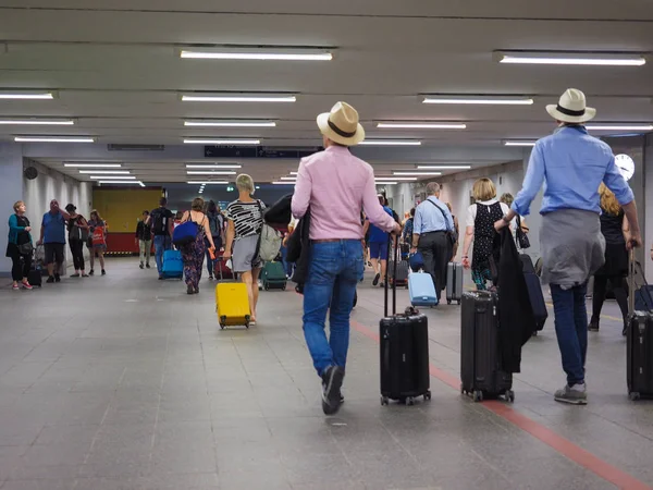 Путешественники в аэропорту Берлина Шенефельд — стоковое фото