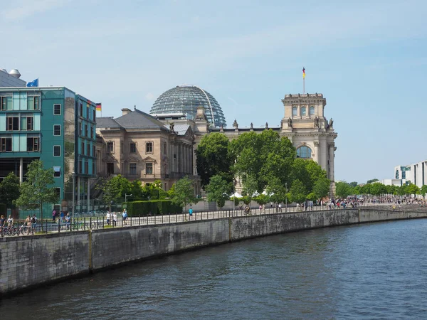 在柏林的河狂欢 — 图库照片