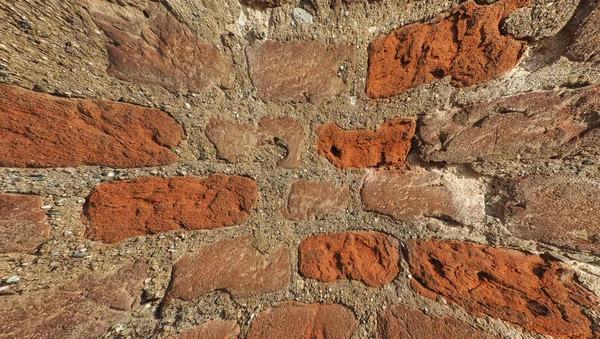 Böjd röd tegelvägg bakgrund — Stockfoto