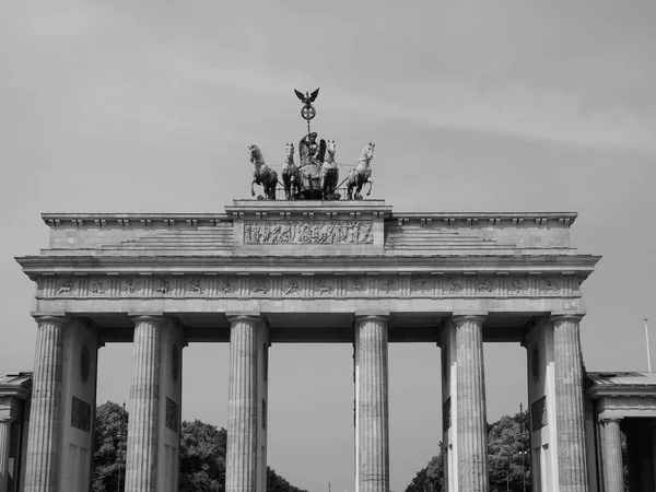 Brandenburger tor in berlin schwarz-weiß — Stockfoto