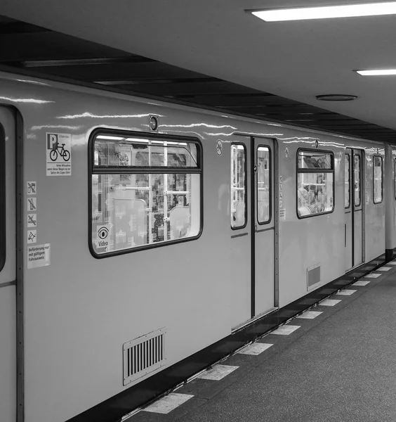 Tåg vid U Zoologischer Garten tunnelbanestation i Berlin i svart — Stockfoto