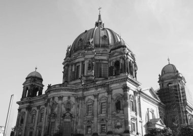 Berlin'de Berlin'deki Berliner Dom katedrali siyah beyaz