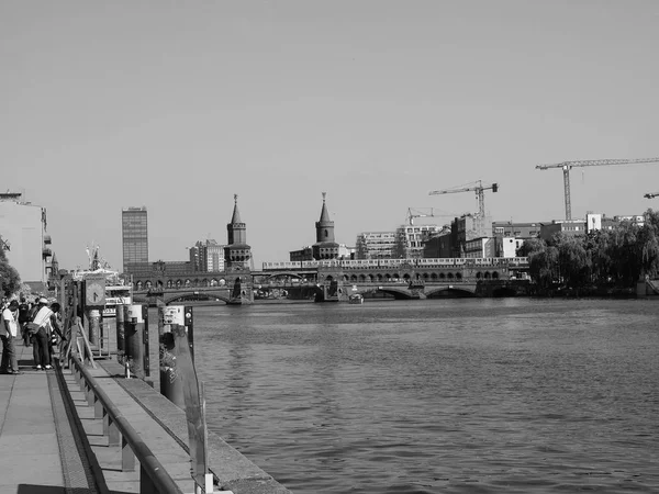 Berlin'deki Oberbaum Köprüsü siyah beyaz — Stok fotoğraf