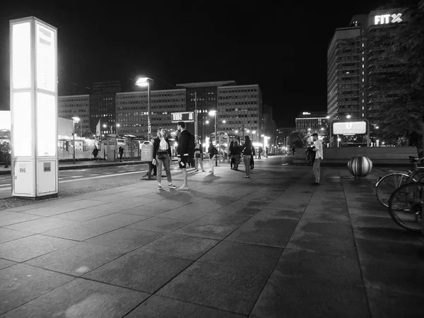 Alexanderplatz w Berlinie w nocy w czerni i bieli — Zdjęcie stockowe