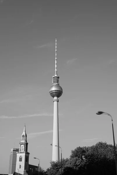 Fernsehturm (wieża telewizyjna) w Berlinie w czerni i bieli — Zdjęcie stockowe
