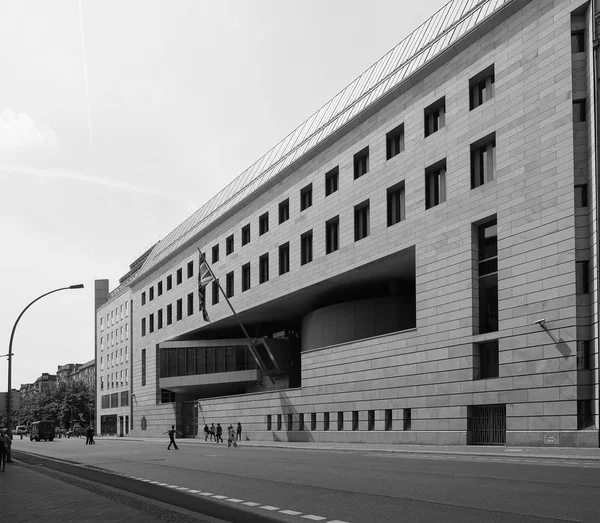 Посольство Великобритании в Берлине в черно-белом — стоковое фото