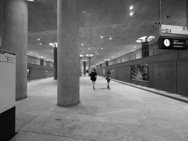 Metrostation Bundestag in Berlijn in zwart-wit — Stockfoto