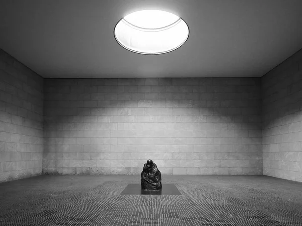 Sculpture in the Neue Wache (New Guardhouse) in Berlin in black — Stock Photo, Image