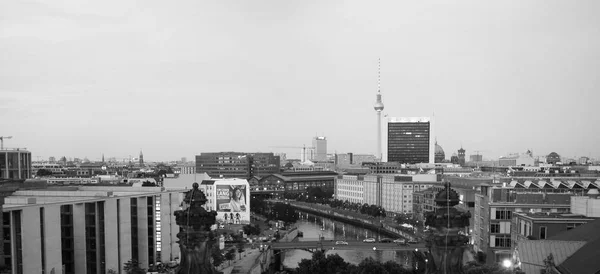 Pohled na město Berlín v černobílém — Stock fotografie