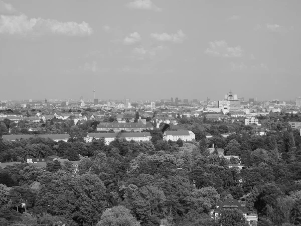 Вид с воздуха на Берлин черным по белому — стоковое фото