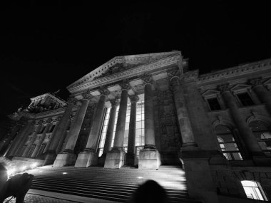 Bundestag parlamentosu Berlin'de gece siyah beyaz