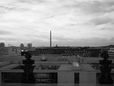 Siyah beyaz gece Berlin havadan görünümü