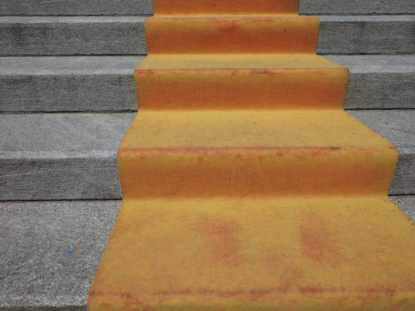 Pomarańczowy czerwony dywan na klatce schodowej — Zdjęcie stockowe