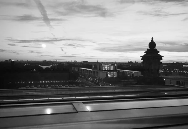 Veduta aerea di Berlino di notte in bianco e nero — Foto Stock