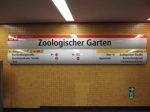 U Zoologischer Garten metróállomás tábla Berlinben — Stock Fotó