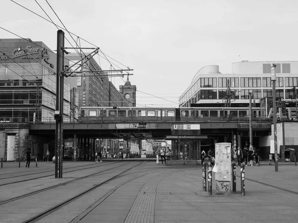 Alexanderplatz em Berlim em preto e branco — Fotografia de Stock