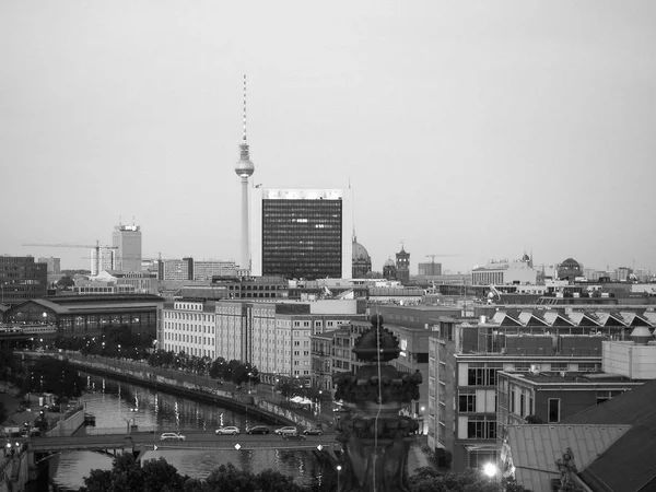 Luftaufnahme von Berlin bei Nacht in schwarz-weiß — Stockfoto