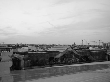 Siyah beyaz gece Berlin havadan görünümü