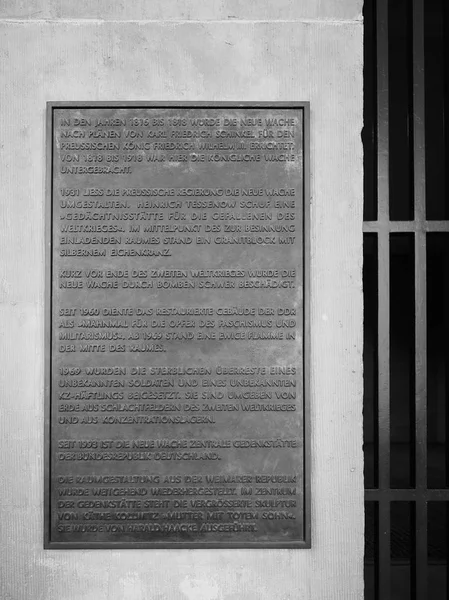 Neue Wache (New Guardhouse) en Berlín en blanco y negro — Foto de Stock