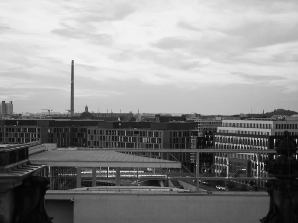 夜景柏林在黑色和白色 — 图库照片