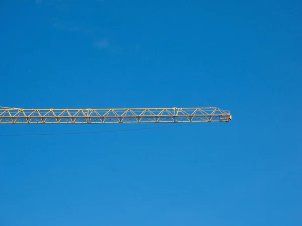 Baukran über dem Himmel mit Kopierraum — Stockfoto