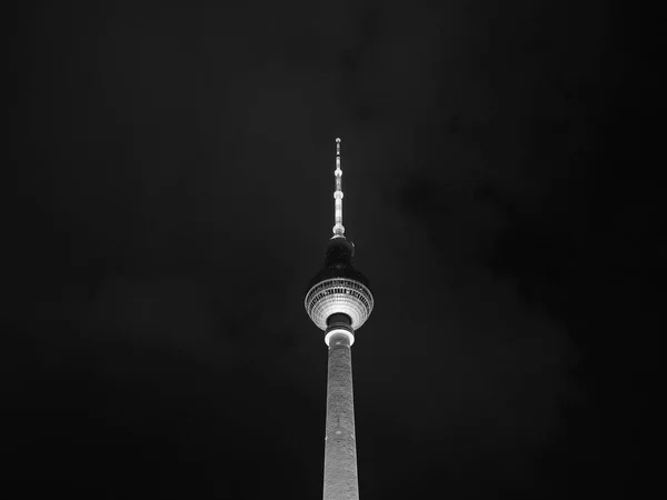 Fernsehturm (wieża telewizyjna) w Berlinie w czerni i bieli — Zdjęcie stockowe