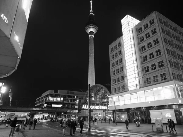 亚历山大广场在柏林晚上在黑色和白色 — 图库照片