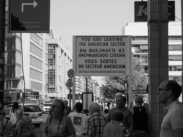 Checkpoint Charlie in Berlin in schwarz-weiß — Stockfoto