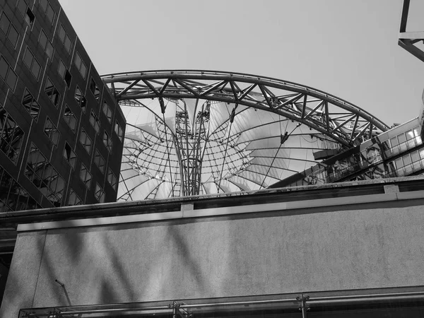 在黑色和白色的柏林索尼中心 — 图库照片