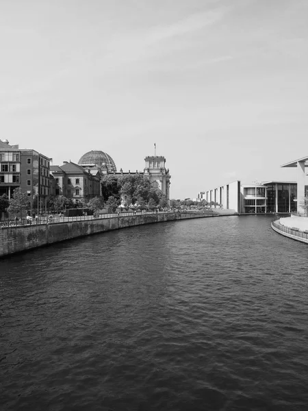 Река Шпрее в Берлине в черно-белом — стоковое фото