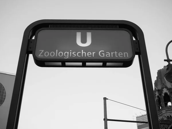 U Zoologischer Garten metro istasyonu tabelası Berlin'de siyah ve — Stok fotoğraf