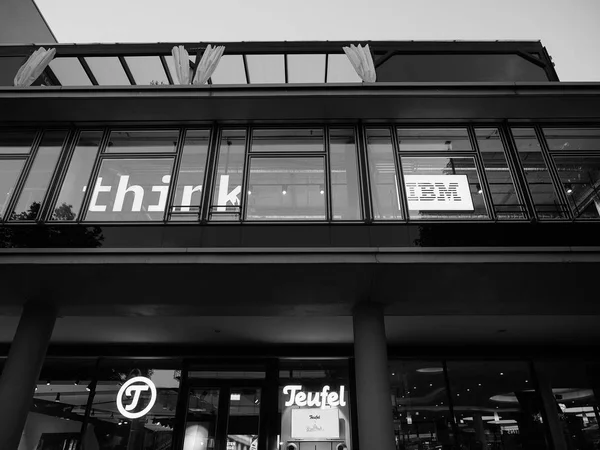 IBM butik i Berlin i svart och vitt — Stockfoto