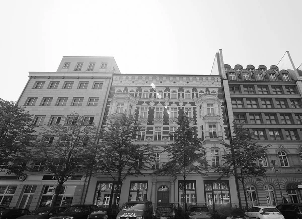 Квартал Schutzenstrasse в Берліні в чорно-білому — стокове фото
