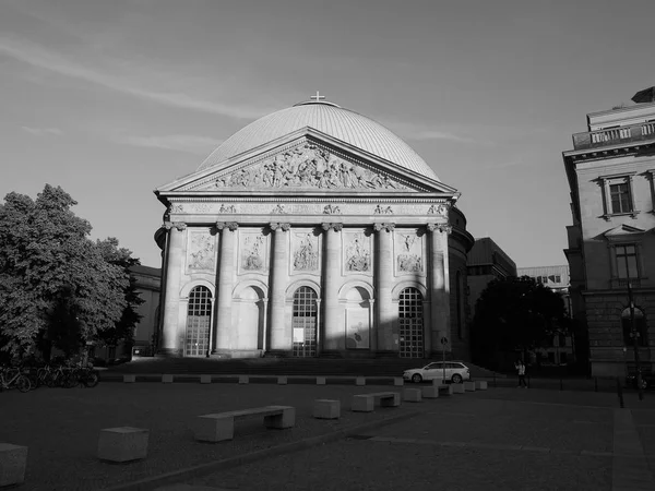 St Hedwigs catedral católica em Berlim em preto e branco — Fotografia de Stock