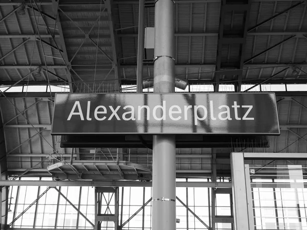 Alexanderplatz állomás Berlinben fekete-fehér — Stock Fotó
