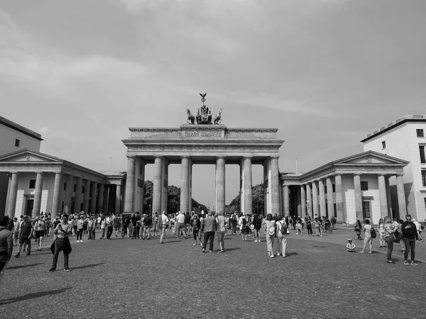 Brandenburger Tor (Бранденбургские ворота) в Берлине в черно-белом цвете — стоковое фото