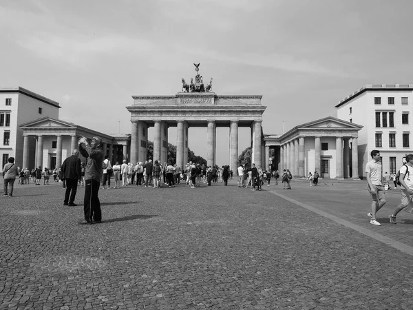 Brandenburger Tor (Brama Brandenburska) w Berlinie w czerni i bieli — Zdjęcie stockowe